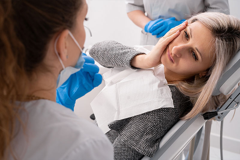 patient having mouth pain and visiting the dental office